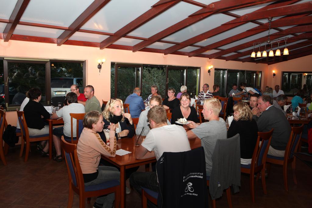 Camping Oase Praha Hotel Zlatníky Buitenkant foto