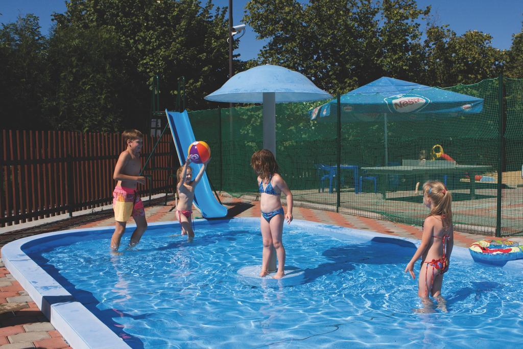 Camping Oase Praha Hotel Zlatníky Buitenkant foto